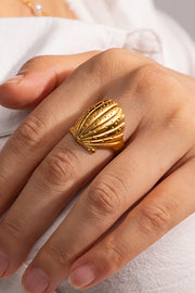 Fashionable and Luxurious Gold Shell Open Ring